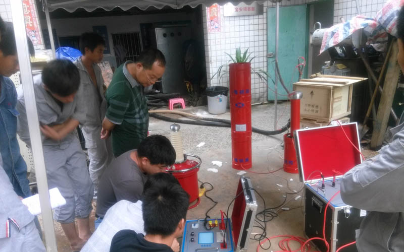 三新电力技术员为客户讲解串联谐振的操作方法