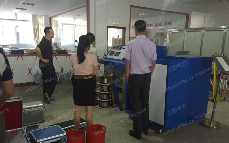 客户参观电机测试台的生产过程