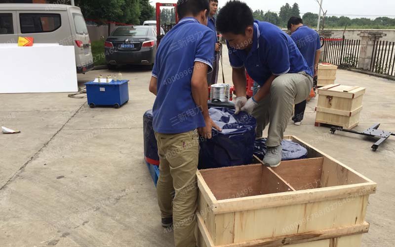 三新电力技术员把谐振装入木箱