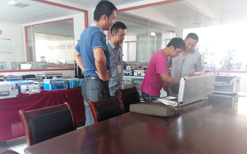 三新向客户展示无线核相器