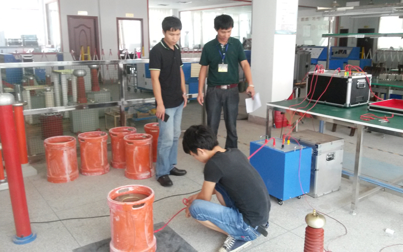 客户观看三新电力串联谐振出厂试验