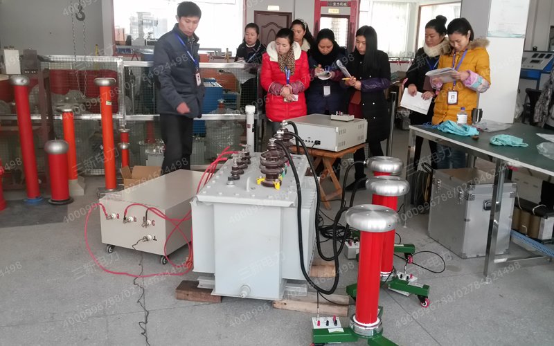 三新技术人员讲解无局放试验系统的操作原理