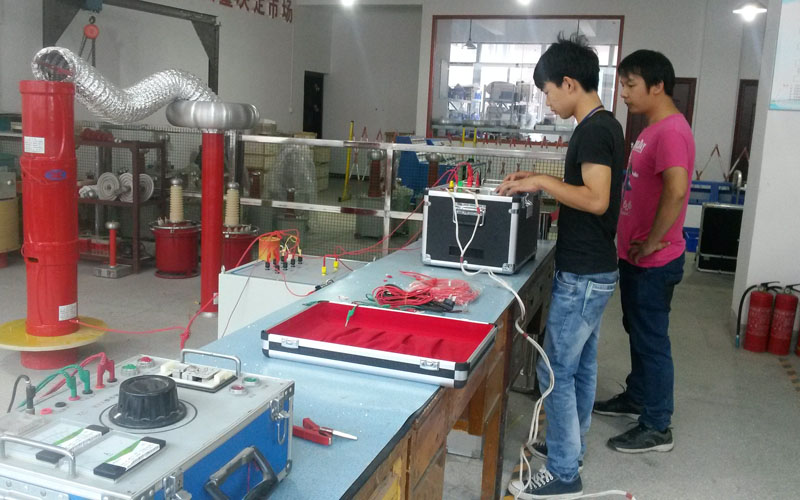 青海客户代表考察三新电力,参观串联谐振生产车间