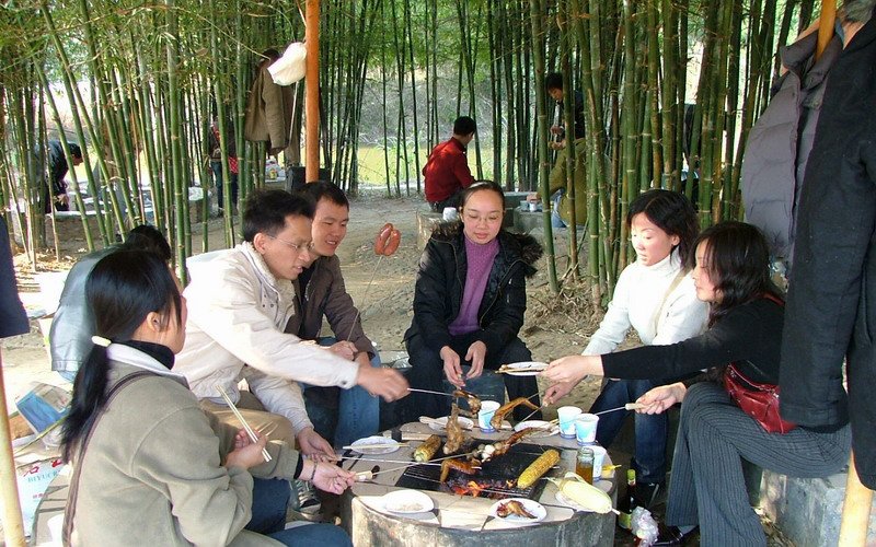 武汉三新电力组织烧烤活动